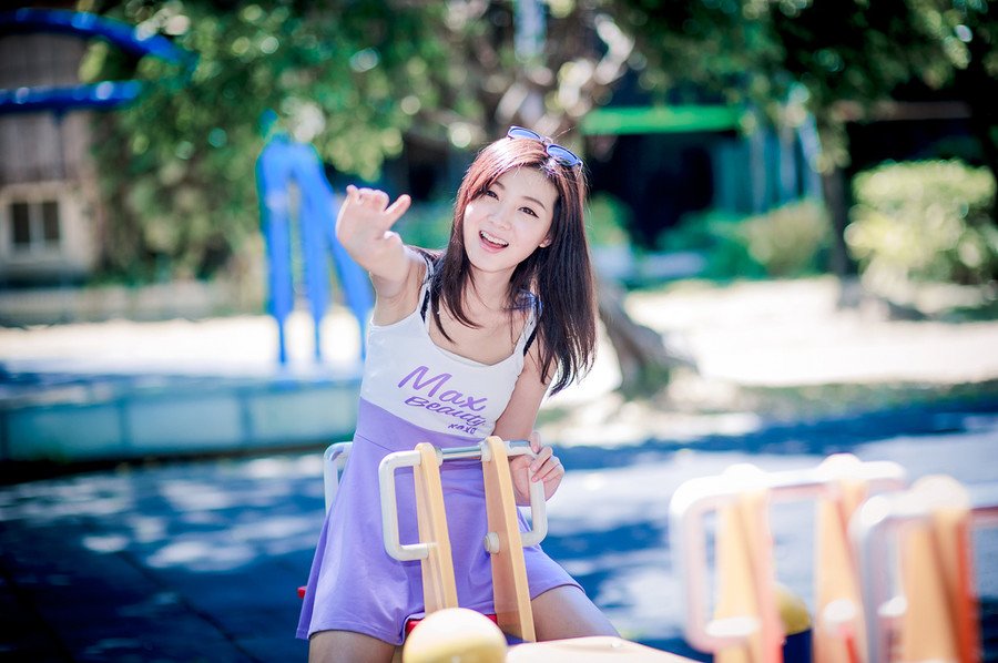 “夫君当以国事为重，妾身怎敢相怪？夫君且先休息，妾身先告退了。”美妇微笑着摇头道。